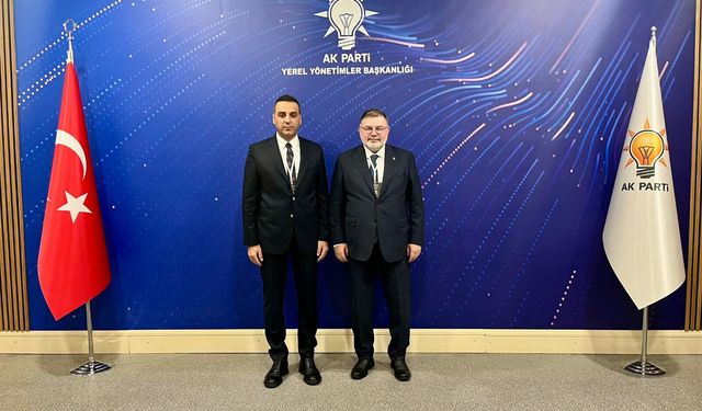 Çiğli Belediye Başkanı Onur Emrah Yıldız resmen AK Parti'ye geçti
