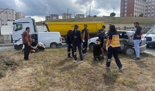 Yürekleri ağza getiren kaza! Hafif ticari araç ile otomobil çarpıştı, 3 yaralı
