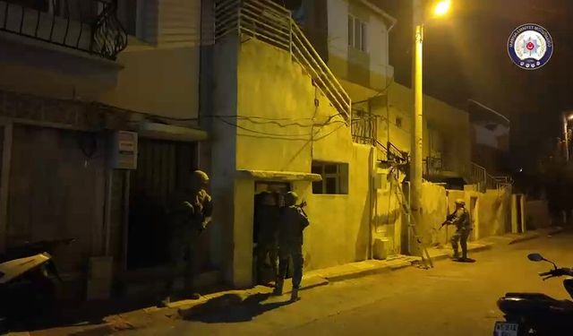 Zehir tacirlerine darbe: Binlerce hap ve silah ele geçirildi!