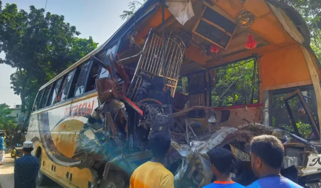 Bangladeş'te otobüs ile kamyon çarpıştı: 14 ölü, 20 yaralı