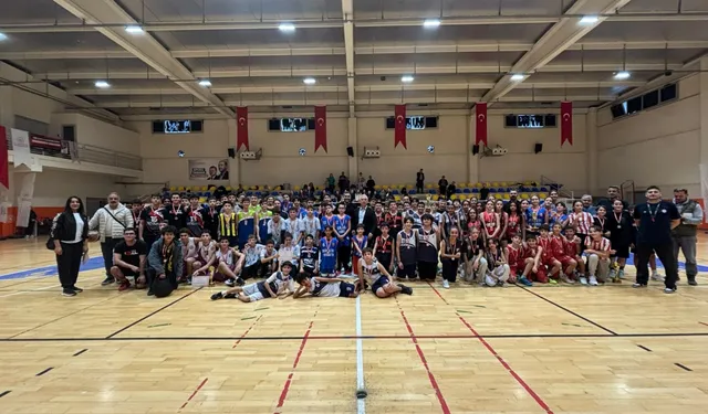 Bergama'da genç basketbolcular Cumhuriyet Kupası için yarıştı