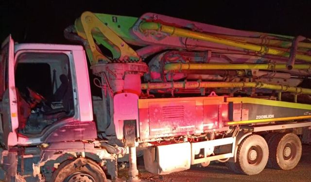Beton mikseriyle çarpışan araç takla attı: 2 kişi yaralandı