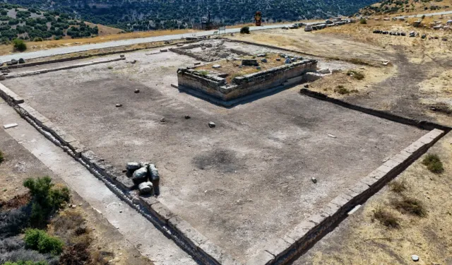 Blaundos'ta 2 bin 500 yıllık duvar gün yüzüne çıktı