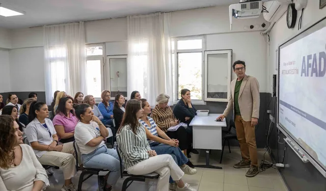 Bornova'da afet bilinci için öğretmenler eğitimden geçti