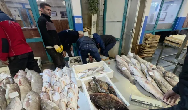 Buca Balık Hali'nde denetim: 45 kilo ürüne el konuldu