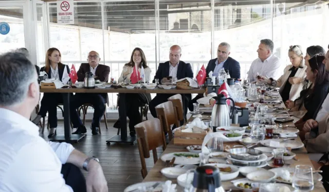 Çeşme'de yeni dönem projeleri muhtarlarla görüşüldü