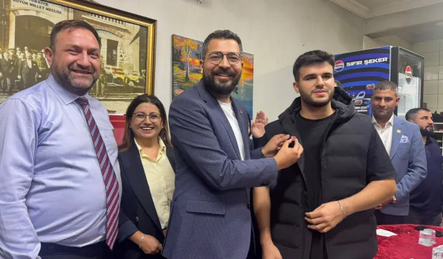 CHP Bayraklı’da 57 yeni üyeye rozet taktı