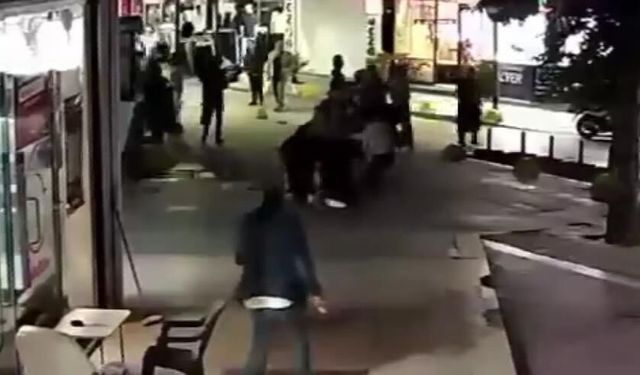 D*hşet anları: Anne ve kızı kalabalık grubun saldırısına uğradı