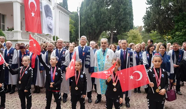 Ege Üniversitesi'nde Cumhuriyet'in 103. yılı törenle kutlandı