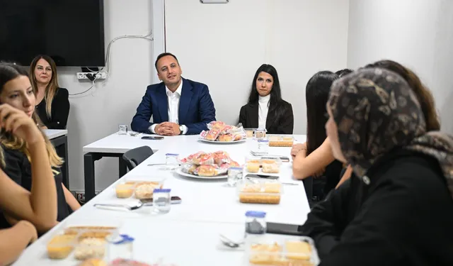 Eşki öğrencilerle aynı sofrada: “Ben sadece belediye başkanı değil, sizin abinizim”