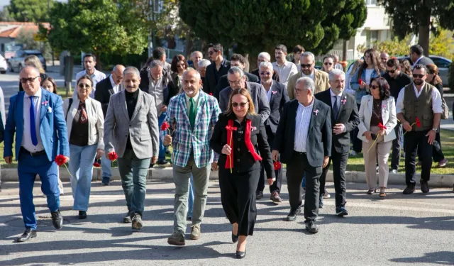 Güzelbahçe'de Ahmet Taner Kışlalı için saygı duruşu