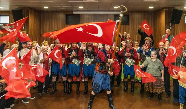 Huzurevi sakinleri Cumhuriyet Bayramı’nı baloyla kutladı