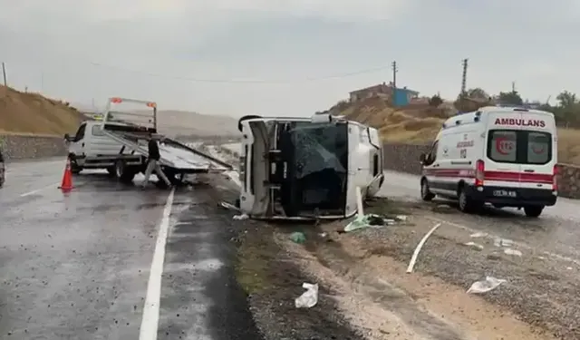 İşçileri taşıyan midibüs devrildi: 14 kişi yaralandı