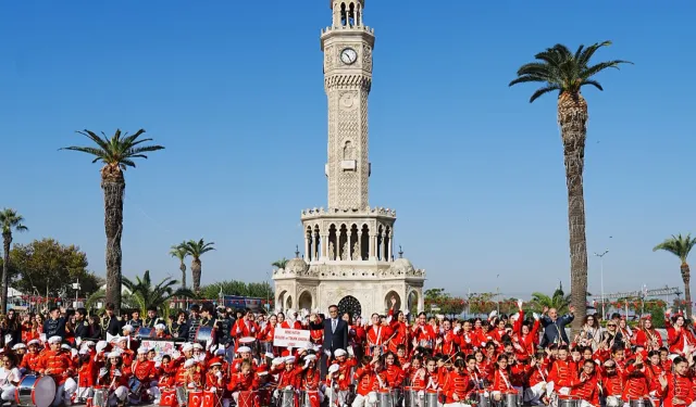 İzmir'de 29 Ekim heyecanı: Bando takımları sahne aldı