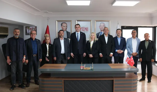 CHP Karşıyaka'dan ayrılan 5 meclis üyesine YENİ Parti rozeti