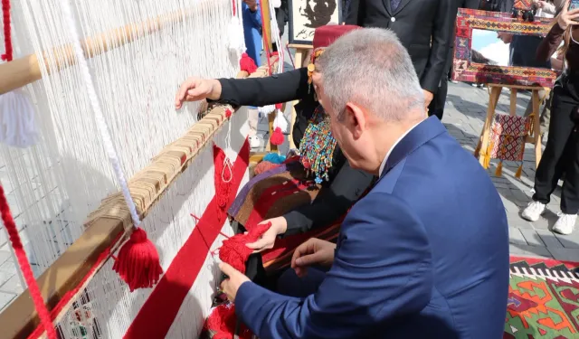 İzmir'de Cumhuriyet coşkusu: İlk ilmek Vali Elban'dan