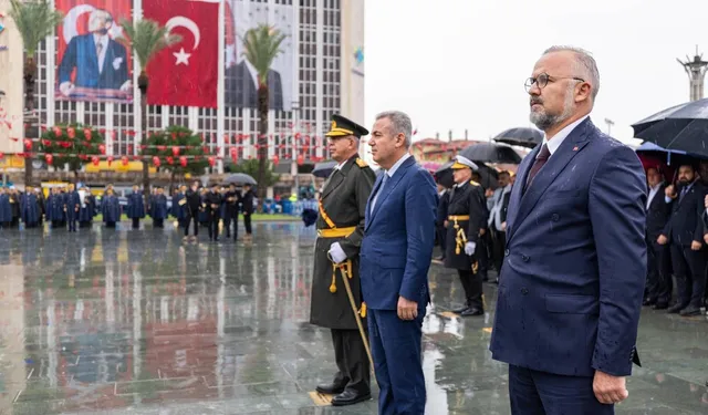İzmir'de Cumhuriyet kutlamaları çelenk sunma töreni ile başladı