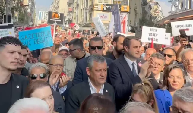 İzmir’de Sansüre hayır yürüyüşüne Özgür Özel de katıldı