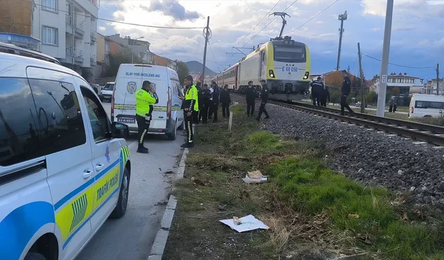 İzmir - Eskişehir seferini yapan trenin çarptığı 18 yaşındaki genç hayatını kaybetti