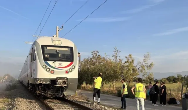İzmir’de hemzemin geçitte tren ile traktör çarpıştı: Yaralılar hastaneye kaldırıldı