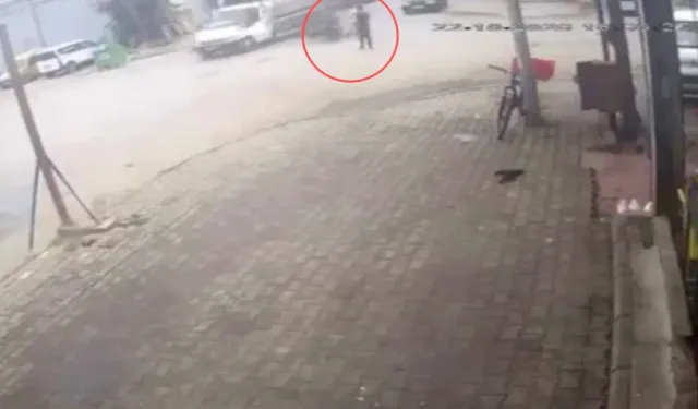 İzmir'de motosiklet kamyonetin altına girdi: Kaza anı kamerada