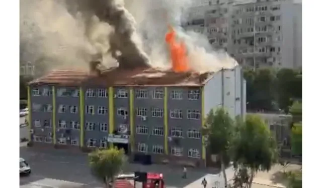 İzmir’de okul çatısında korkutan yangın