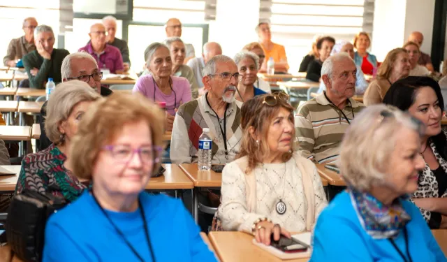 Karşıyaka'da 60 yaş üstü vatandaşlar yeniden okul sıralarında