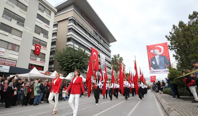 Karşıyaka’da Cumhuriyet Bayramı tören ve spor şenliğiyle kutlandı