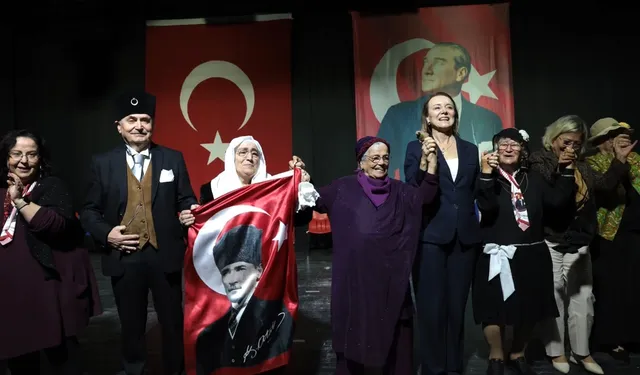 Konak'ın çınarları Cumhuriyet için sahneye çıktı