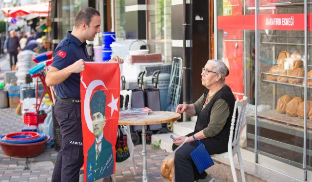 Narlıdere sokakları 29 Ekim öncesi kırmızı beyaza büründü
