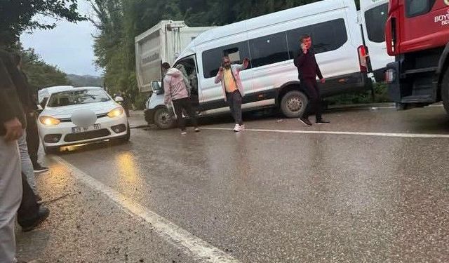 Öğrencilerin de bulunduğu minibüs kamyona çarptı: 1 ölü, 23 yaralı