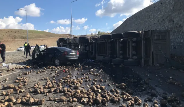 Pancar yüklü tır ile otomobil çarpıştı: 4 kişi öldü, 1 kişi yaralandı