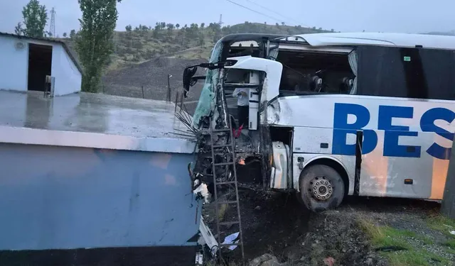 Şırnak'ta yolcu otobüsü eve çarptı: 1 ölü, 14 yaralı