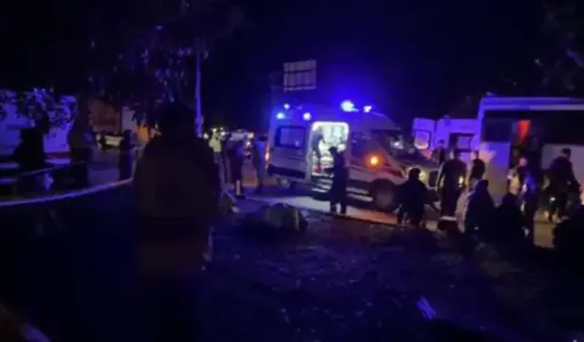 Tarım işçilerini taşıyan midibüs tıra çarptı: Çok sayıda yaralı var!