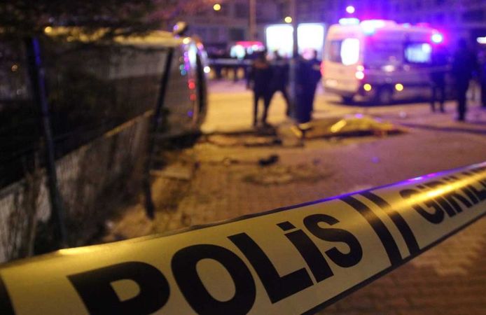 Otomobil evin duvarına çarptı: Ölü ve yaralı var
