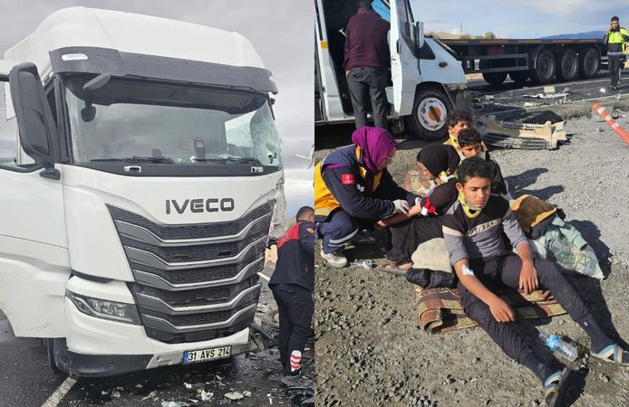 TIR ile minibüs çarpıştı: 5’i çocuk 9 yaralı