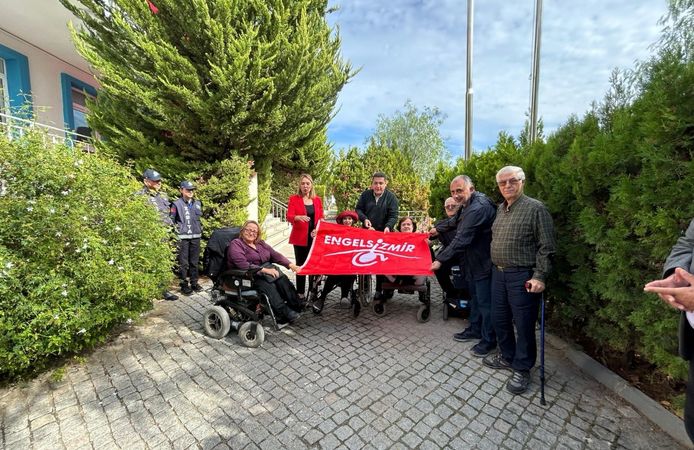 Çeşme Belediyesi’nin Alaçatı ek hizmet binasına iki yıldızlı Kırmızı Bayrak verildi
