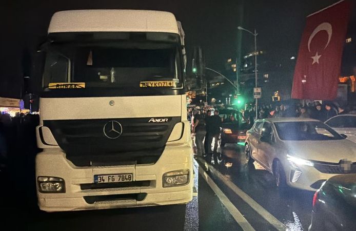 Saniyeler içinde felaket! Karşıdan karşıya geçen kadına kamyon çarptı