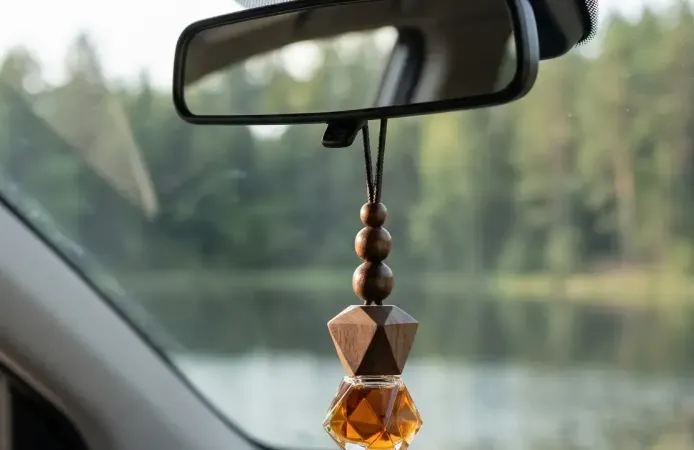 Dikiz aynasına koku asmak yasak mı? 2026 Arabaya koku asma cezası kaç TL?