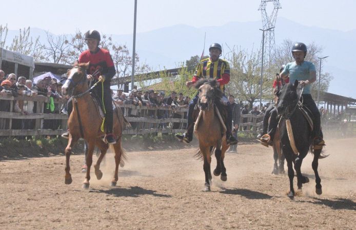 İzmir Ödemiş'te rahvan at yarışları düzenlendi