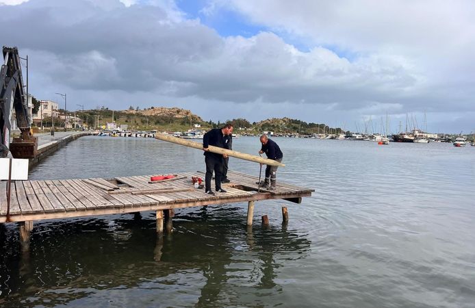 Foça’da iskeleler yenilendi, yaz sezonuna hazır hale getirildi