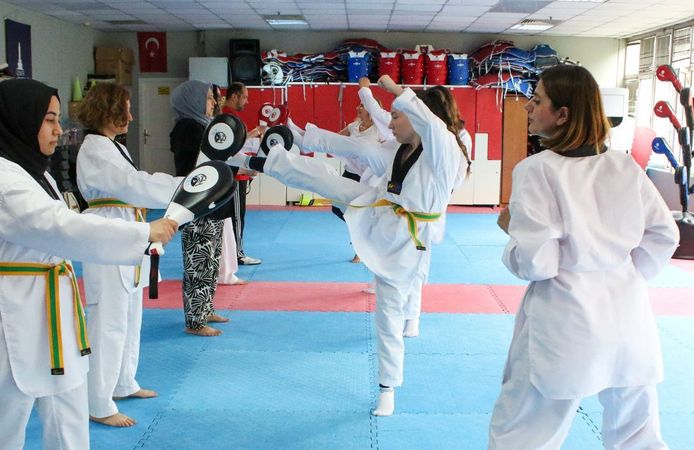 Kadınlar İzmir Büyükşehir'in tekvando kurslarına yoğun ilgi gösterdi