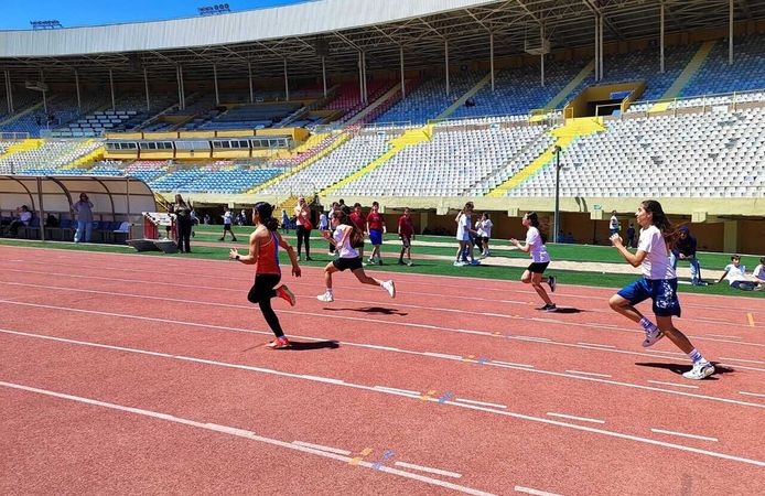İzmir'de 38 yıllık gelenek sürüyor: Binlerce minik sporcu pistte!