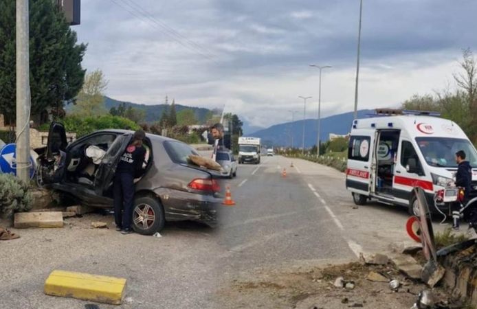 Kontrolden çıkan otomobil direğe çarptı: Ölü ve yaralılar var!
