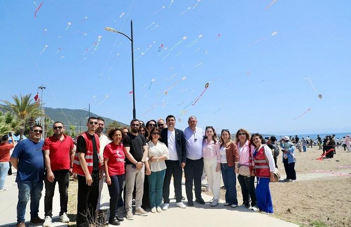 Menderes’te uçurtma şöleni: Gökyüzü rengarenk oldu