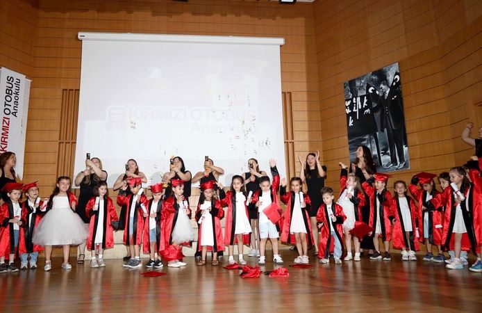 Kırmızı Otobüs'te mezuniyet coşkusu sahneye taşındı