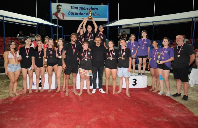 Dikili Belediyespor'a şampiyonluk kupası