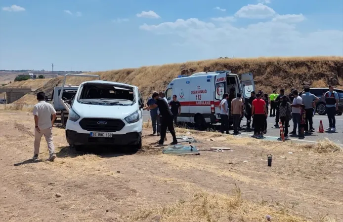 Diyarbakır’da öğrenci servisi ile otomobil çarpıştı: 19 yaralı
