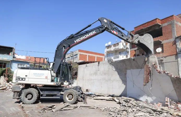 Konak’ta iki kaçak yapı yıkıldı