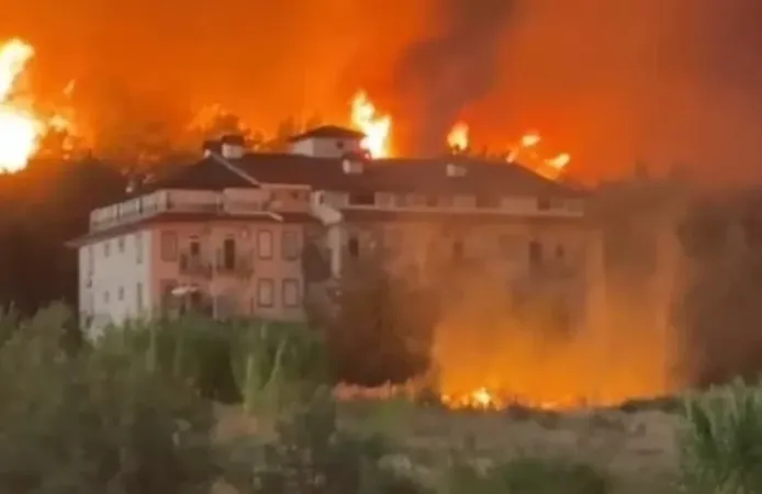 Fethiye’de orman yangını evlere sıçradı